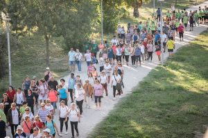 Más de 300 mayores participan en el V Encuentro lúdico-saludable en el que han disfrutado de un paseo por la Isla del Guadiana, bailes dirigidos y un desayuno en el parque de la VII Sillas