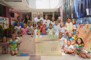 El Alcalde visita el Campamento Multiaventura en la piscina del Polideportivo Guadiana y Mérida en Verde en el CEIP Maximiliano Macías