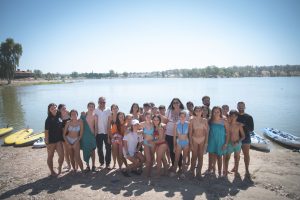 El alcalde visita los campamentos municipales de ‘Deportes Acuáticos’ y ‘Multijuegos’ que tienen al embalse de Proserpina y el Centro de Ocio Joven ‘El Economato’ como protagonistas
