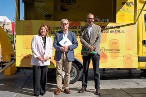 “Acierta con el amarillo” ha llegado hoy a la Plaza de España para formar sobre qué residuos que deben depositarse en los contenedores de este color