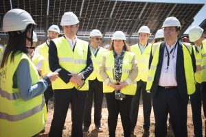 La portavoz municipal ha visitado la fotovoltaica El Doblón que ha supuesto la contratación de 1.000 personas junto a las otras dos ya instaladas en los alrededores de Arroyo de San Serván