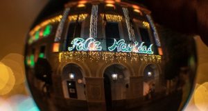 La foto “La Navidad en mi mano” del Villafranqués Manuel Antonio Hernández, anunciará la Navidad en Mérida 2020