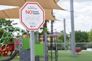 El Ayuntamiento habilita ocho “espacios sin humo” en diferentes zonas de juegos infantiles
