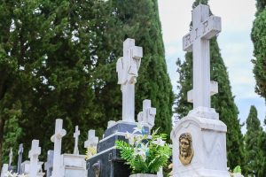 Miles de emeritenses acuden al cementerio con motivo de la festividad de Todos los Santos