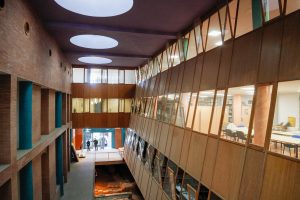 El acceso al Centro Cultural Alcazaba se efectúa por la calle Romero Leal