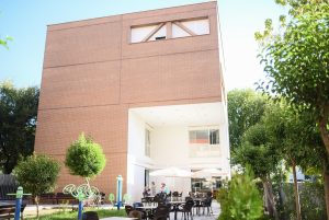 El Ayuntamiento licita los servicios de cafetería, podología y peluquería del Hogar de Mayores de la Zona Sur