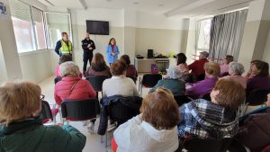 El Hogar de Mayores de la Zona Sur acoge la última de las charlas de la Policía Local sobre educación vial