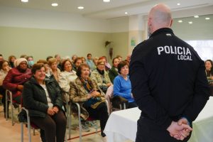 El Centro de Educación Vial inicia su ciclo de charlas en el Centro de Mayores de la Zona Sur