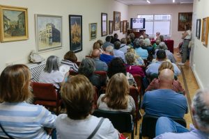 Carmen Yañez asiste al comienzo del Ciclo de Conferencias del Instituto del Arqueologíadel CSIC que tendrán lugar en el Liceo de Mérida todos los miércoles hasta el 26 de junio