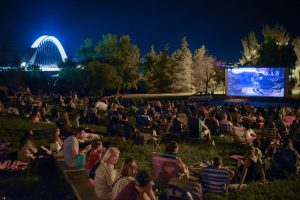 Cigüeñas abre esta noche la programa del Ciclo de Cine de Verano en el parque de las VII Sillas