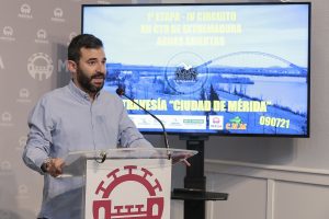 El Circuito de Aguas Abiertas celebra en Mérida su primera etapa con 150 nadadores