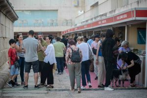 La Feria del Libro pone su punto final en una jornada de domingo cargada de presentaciones literarias, cuentacuentos y música en el marco del Templo de Diana