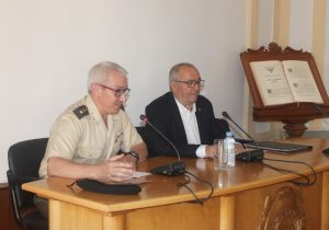 El Salón de Plenos acoge el ciclo de conferencias de los 100 años de Artillería en Mérida