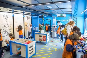 El taller itinerante “Creactivity” estará en la plaza Margarita Xirgu para ofrecer a niñas y niños propuestas que engloban la ciencia, la tecnología, el arte y las matemáticas