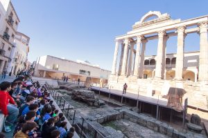 Encuentro literario en el Templo de Diana con 200 escolares de Primaria