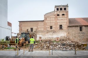 Comienzan los trabajos para la construcción de la Plaza de Santa Eulalia en el frente del Convento de las Freylas para, tras la celebración de la festividad de la Patrona, continuar por el resto del atrio