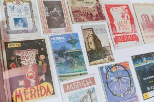 Las fiestas de Mérida a través de sus carteles y revistas en una exposición en el Archivo Histórico Municipal