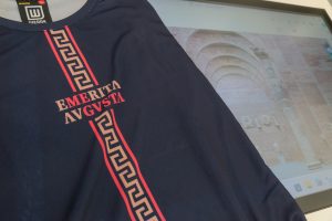 La oficina de Turismo de Mérida renueva su imagen para este verano a través de su uniforme de verano