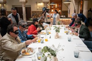 El Alcalde y varios concejales participa en un “desayuno a ciegas” de la Fundación ONCE para conocer las dificultades a las que se enfrentan en su día a día las personas con discapacidad visual y ciegas