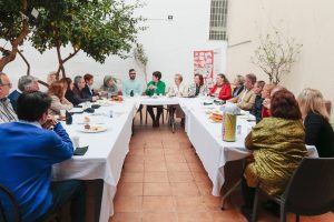 El Alcalde participa en el desayuno solidario en el Centro Padre Cristóbal para celebrar su 25 aniversario