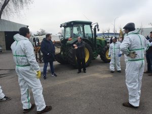 Doce tractoristas voluntarios han comenzado esta mañana tareas de desinfección de calles en Mérida