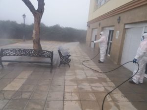 El Ayuntamiento continúa con las tareas de desinfección de calles, parques y centros como la Residencia Los Olivos
