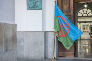 La bandera del Pueblo Gitano ondea hoy en la puerta del Ayuntamiento con motivo de la celebración de su Día Internacional, hoy 8 de abril. Se cumplen además 600 años de cultura e historia del pueblo gitano en la península ibérica.