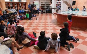 El alcalde asiste a los actos del día internacional de la biblioteca