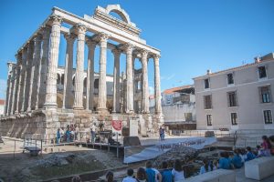 Más de un centenar de escolares participan en el Templo de Diana en un homenaje a la Biblioteca