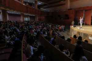 Más de 400 escolares participan en el homenaje a Hans Christian Andersen en el Día del Libro Infantil