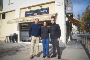 El alcalde visita la cafetería La Esquinita, en Nueva Ciudad, con motivo de su decimoquinto aniversario