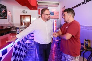 Coffee-Bar Springfield, el único bar de temática americana de Extremadura, abre sus puertas en La Corchera