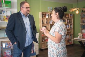 El alcalde visita la nueva librería “Maemuki” que ha abierto sus puertas en Nueva Ciudad