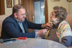 El alcalde impone el escudo de oro de la ciudad a la emeritense María Cabanes Velázquez al cumplir los 100 años de edad
