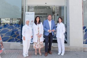 El alcalde visita las instalaciones del Laboratorio de análisis clínicos Synlab en la Puerta de la Villa