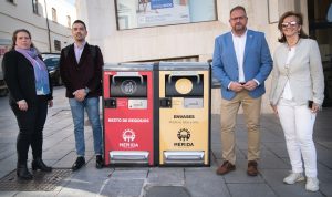 El alcalde, Antonio Rodríguez Osuna, presenta las nuevas papeleras inteligentes que cuentan con sistema propio de compactación, con capacidad cinco veces superior a las tradicionales y funcionan con energía solar y se recogen cuando el sistema informa de su llenado
