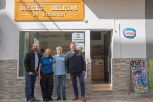 El alcalde ha visitado esta mañana la nueva panadería y pastelería “Dulces delicias by Pizarrín” en la Zona Sur