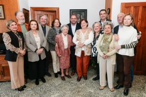 El alcalde impone el escudo de oro de la ciudad a Agustina Nogales Gómez en el día en el que cumple los 100 años