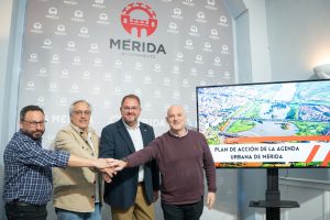 El alcalde presenta el Plan de Acción de la Agenda Urbana de Mérida acordado con el apoyo de los grupos municipales PSOE, XMérida y Unidas por Mérida que permitirá acceder a nuevas fuentes de financiación europeas y nacionales para desarrollar importantes proyectos en la capital autonómica