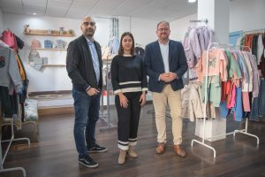 El alcalde visita la nueva tienda de moda infantil “Cervatillos” ubicada en la calle Calderón de la Barca, junto a la Plaza de Pizarro