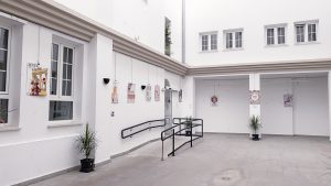 El patio del Ayuntamiento acoge la exposición pública de los trabajos presentados al concurso del cartel anunciador de la Feria y Fiestas 2022