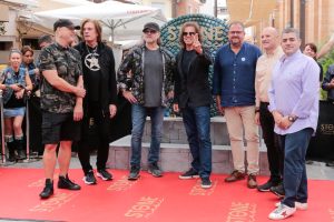El grupo de rock sueco “Europe” deja huella con su vinilo en el Via Musicorum de Mérida