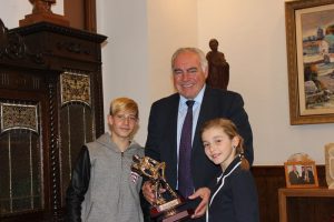 El alcalde recibe a los subcampeones de Europa de Pasodoble para menores de 12 años