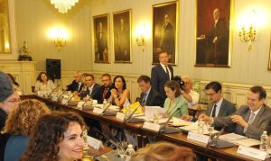 El gobierno se compromete con los ayuntamientos a flexibilizar la regla de gasto y ampliar el uso del superávit