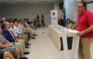El alcalde aboga por la profesionalidad en un máster sobre turismo, en la Escuela de Hostelería