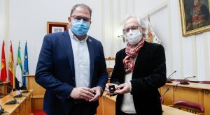 El alcalde recibe al periodista Ángel Briz tras 40 años de servicio como funcionario municipal