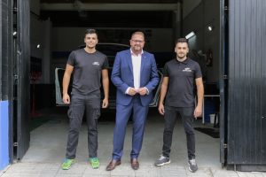 El alcalde visita el taller de lavado “Detail Wash” que ofrece una innovadora técnica de tratamiento cerámico para vehículos