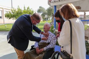 El alcalde visita a Eulogio Barragán con motivo de su 101 cumpleaños