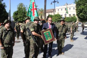El Grupo Logístico XI celebra en Mérida su 50 Aniversario  y entrega al Ayuntamiento una réplica de su Guión