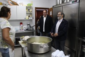 El alcalde visita el centro de acogida Padre Cristóbal, que da cobijo a 32 personas en la actualidad